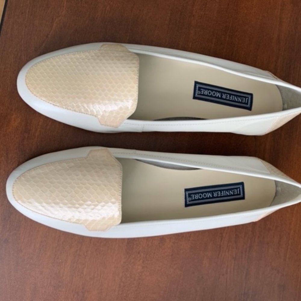 Jennifer Moore Snake Skin flats. Cream, Size 6.5M
